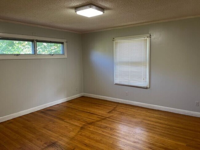 Building Photo - Fantastic