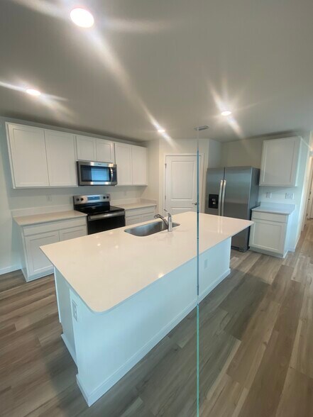 Building Photo - 11511 Memorial Dr
