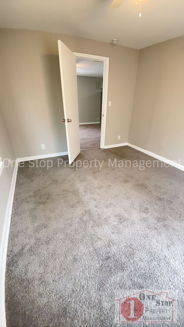 Building Photo - 2 Bedroom 1 Bathroom home in Kansas City!
