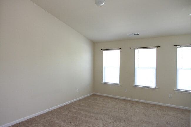 Building Photo - Beautiful Two Bedroom Townhome in Convenie...