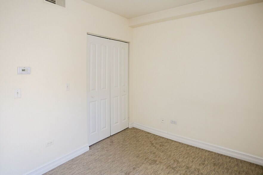 Building Photo - 3824 N Sheffield Ave
