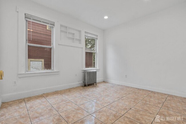 Building Photo - 213 Maple Ave