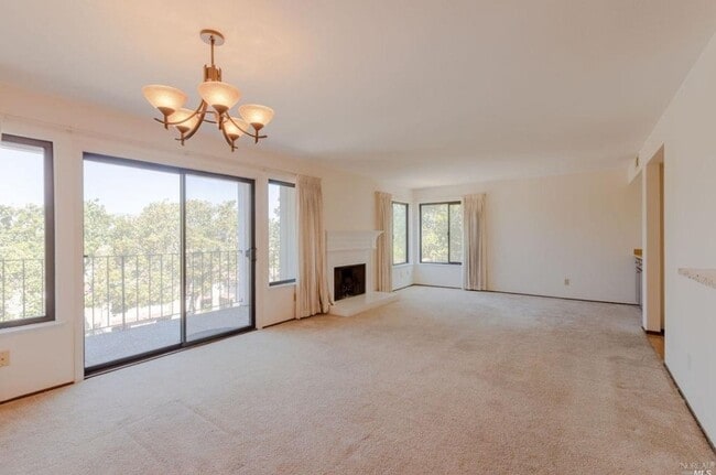 Building Photo - Stunning 2 Bed 2 Bath Condo in Novato, CA