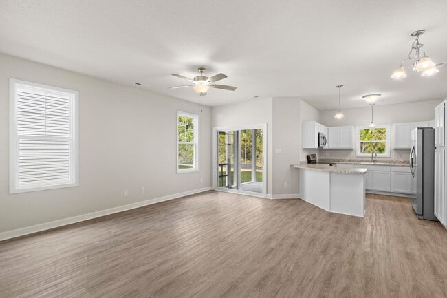 Building Photo - Townhouse For Rent in Holly Ridge!