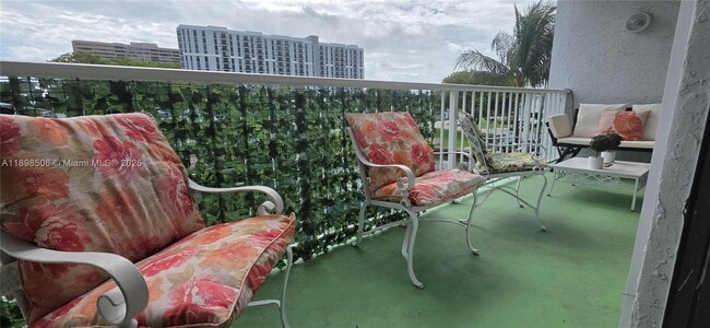 Building Photo - 1650 NE 115th St