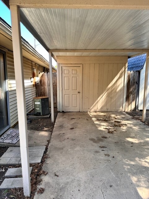 Bakyard and covered packing space - 7720 Sable Ln