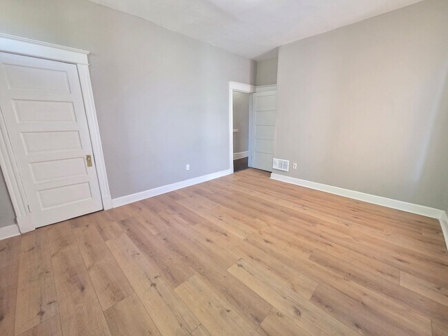 Building Photo - 3129-31 Keokuk St.