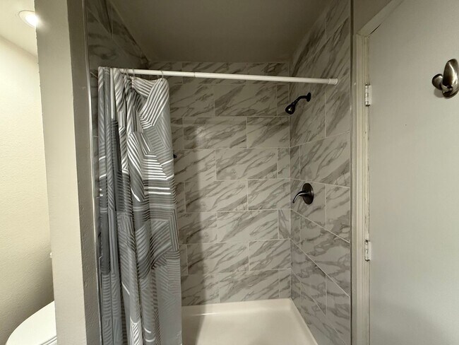 Building Photo - Updated 2-bedroom condo in gated community!