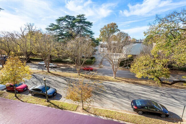 Building Photo - ADORABLE CONDO ON ARTHUR ASHE BOULEVARD