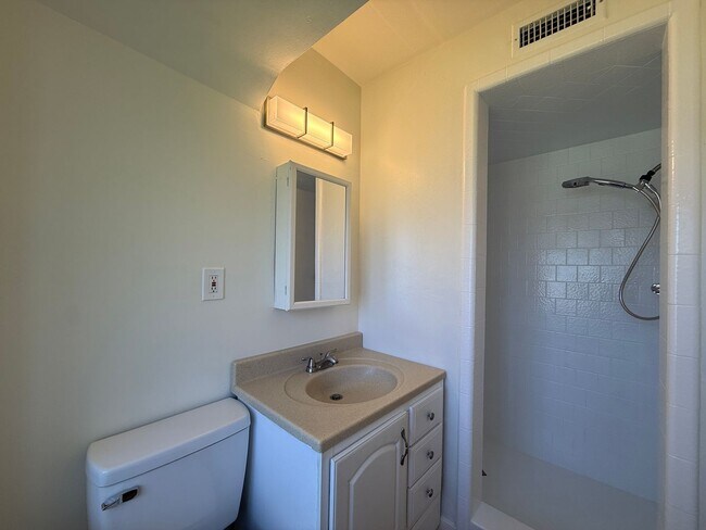 Building Photo - AV T 1105