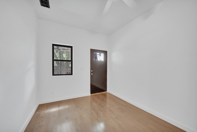 Building Photo - 1106 Halsey St