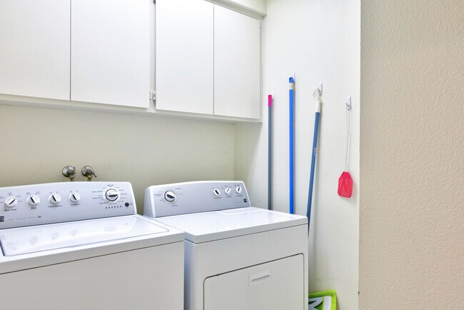 Building Photo - 651 Vista Lago Cir N