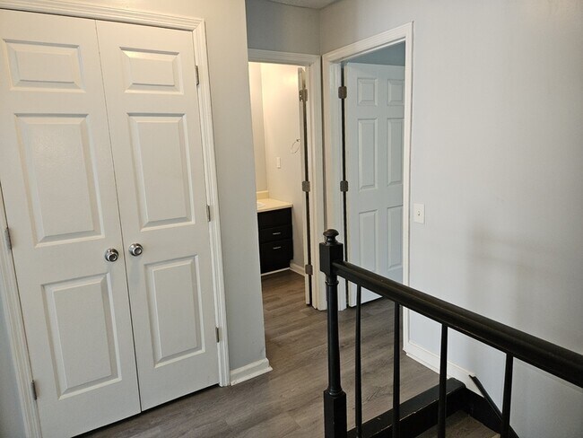 Building Photo - 1617 Hennessy Pl