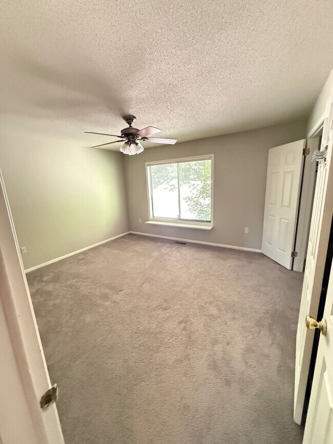 Building Photo - Farmington Woods Professional Townhouse Condo