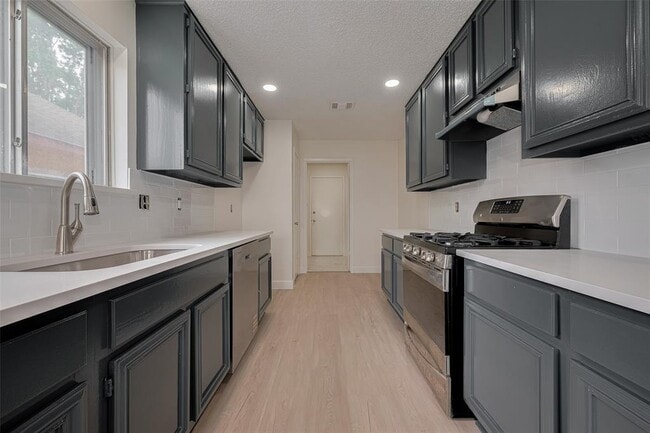 Building Photo - 15934 Barbarossa Dr
