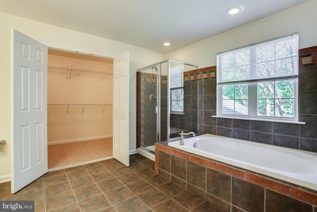 Building Photo - 9874 Foxhill Ct