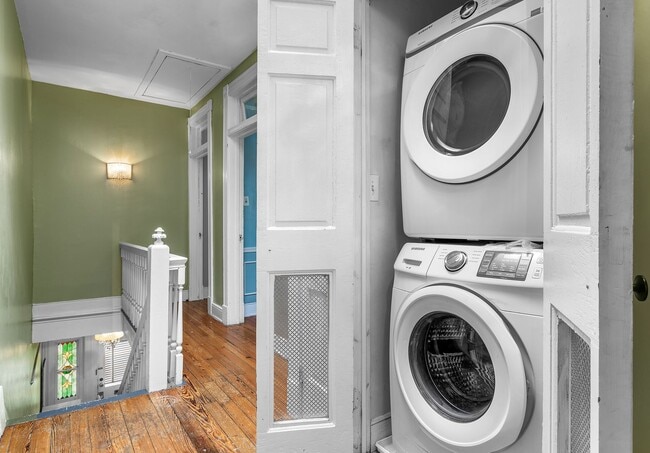 Building Photo - FAN DISTRICT HOME WITH 3 BEDROOMS AND 3 FULL BATHS