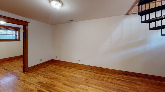 Building Photo - 3912 N Greenview Ave