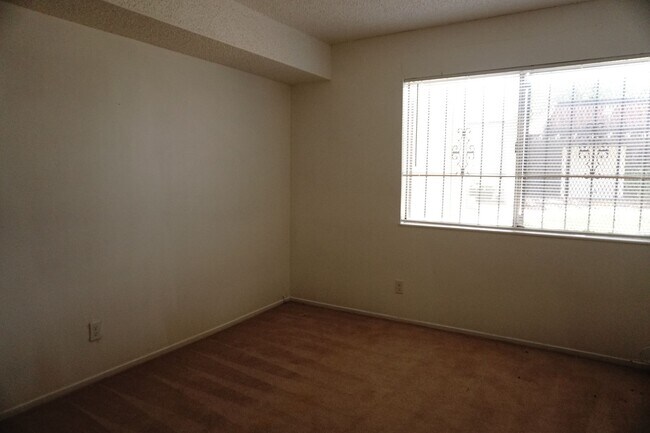Building Photo - 1405 Vegas Valley Dr