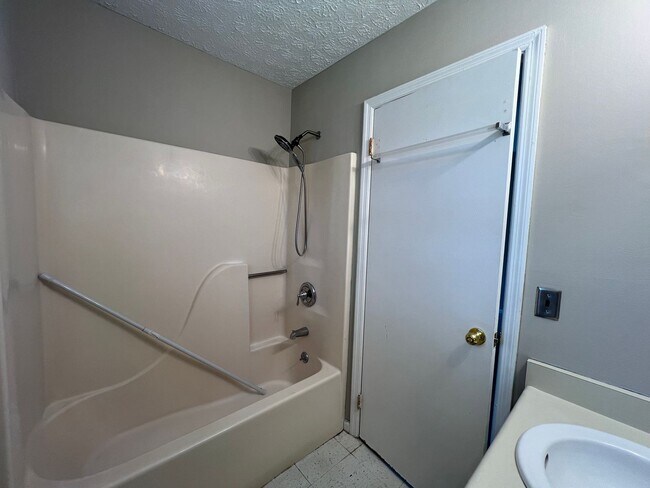 Building Photo - 3 bedroom 2 bath in Goshen Hills