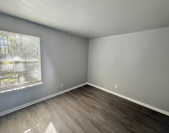 Building Photo - 2 Bedroom, 2 Full Bathroom Condo in Western Branch