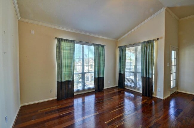 Building Photo - 6607 Lake Woodlands Dr