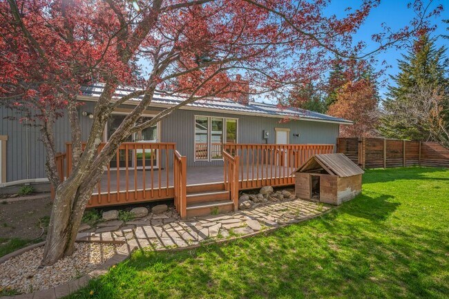 Building Photo - Emerald Estates 4 bed 2 bath with fenced yard