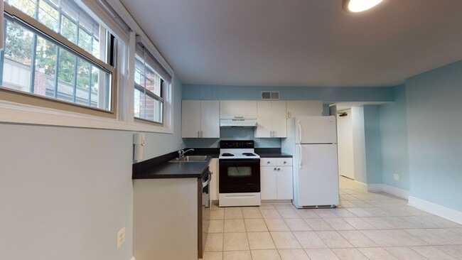 Building Photo - Capitol Hill One Bedroom One Bathroom in secure building! Move-in fee waived!!