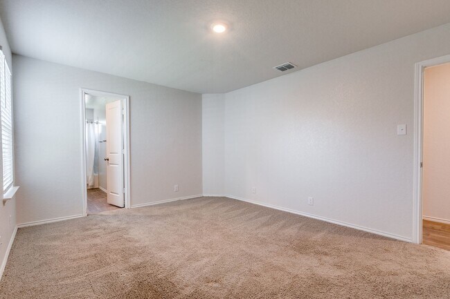 Building Photo - BEAUTIFUL 3-BEDROOM D.R. HORTON HOME IN RE...