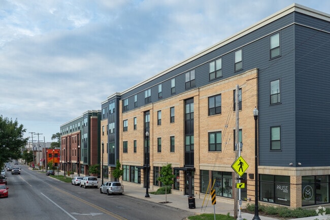 Building Photo - Steepleview