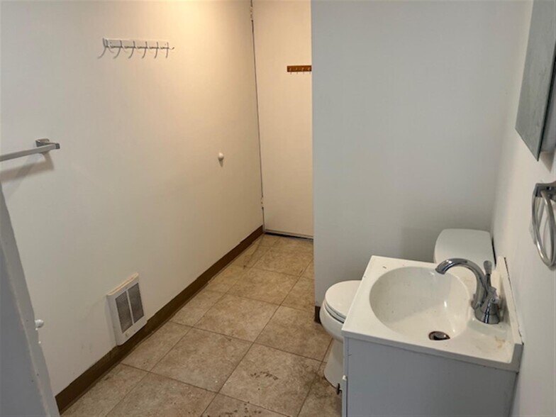 Building Photo - 8 6th St