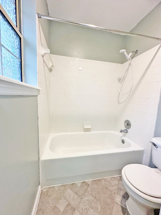 Building Photo - 714 Robin Hood Dr