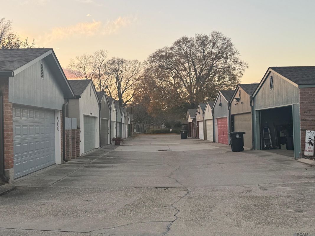 Building Photo - 10127 Runnymede Ave