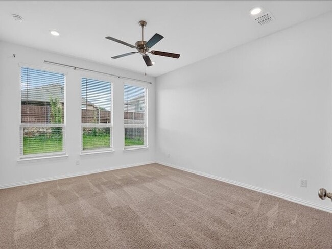 Building Photo - 1501 Lake Grove Dr