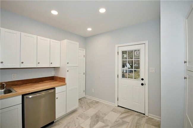 Building Photo - Beautifully Remodeled 3 Bedroom House in C...