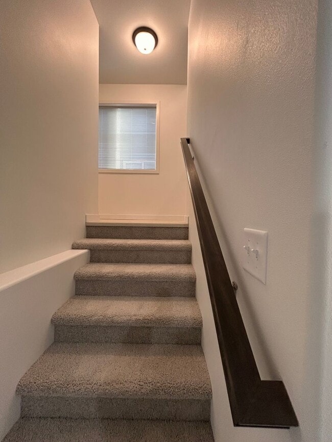 Building Photo - 3 Bed 3 Bath Townhome