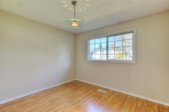Building Photo - Cheery 3bedroom/1bath Rambler in Federal Way