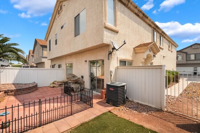 Building Photo - Spacious Henderson Townhome with Modern Up...
