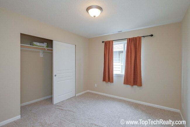 Building Photo - Stunning 4-BR + Den Home | Walk to 53rd Park | Close to Intel | Max & Shopping | Fenced Yard