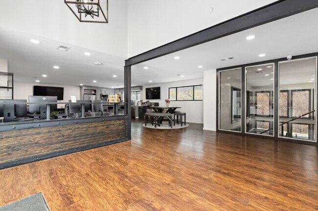 Building Photo - 7601 Hillcrest Rd