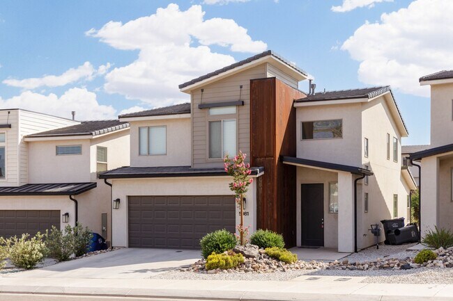 Building Photo - 4 bed | 2.5 bath | 2 car in Desert Canyons