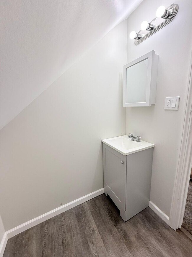 Building Photo - Great 4BR, 1 1/2BA Single Family Home in Penn Hills