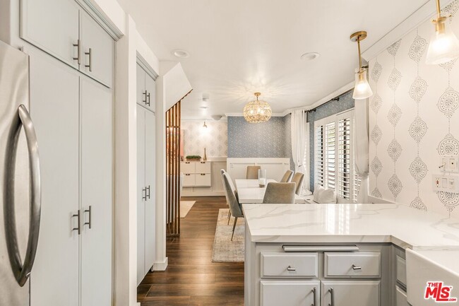 Building Photo - 14050 Magnolia Blvd