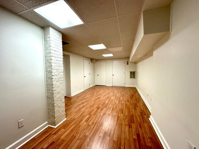 Building Photo - 533 Inwood Dr