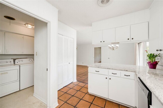 Building Photo - 405 Westbrook Dr