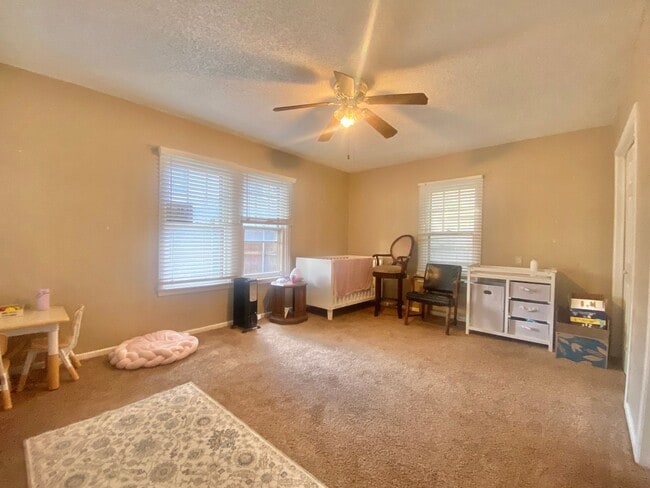 Building Photo - 3 bed and 2 bath Now Available in Tech Terrace