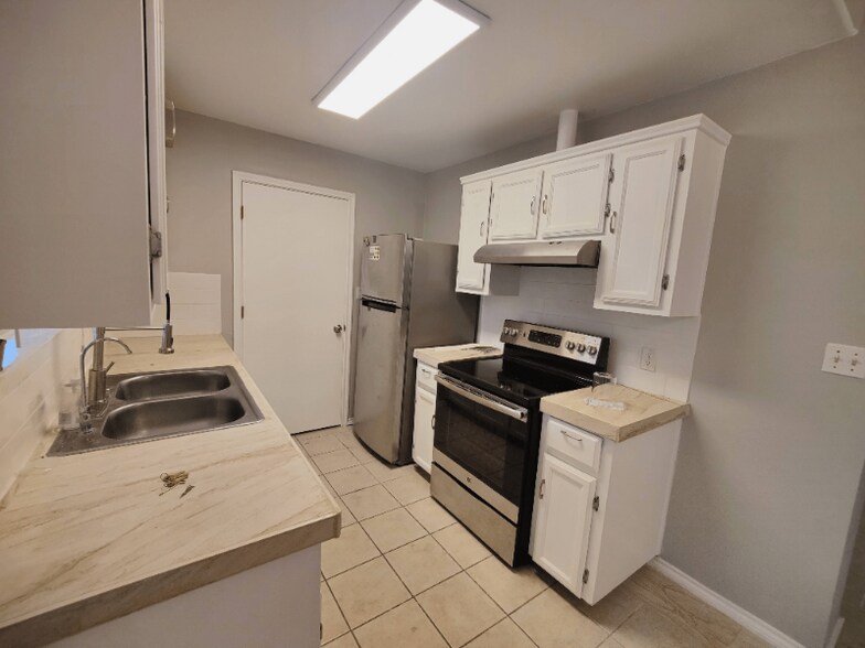 Building Photo - 2803 Pompeii St