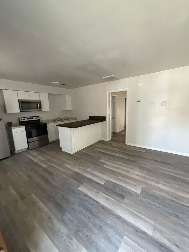 Building Photo - Quiet One Bedroom Apartment off Rodman Ave