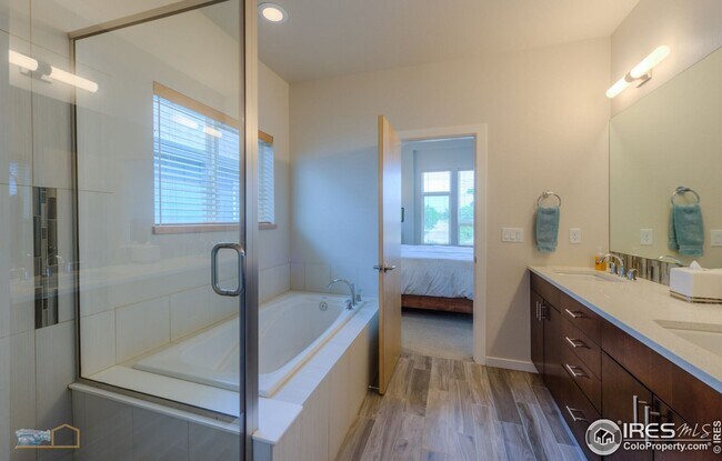Building Photo - Discover this 3-bedroom, 2.5-bath townhome in Louisville!