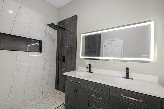 Building Photo - 1026 Orchard St